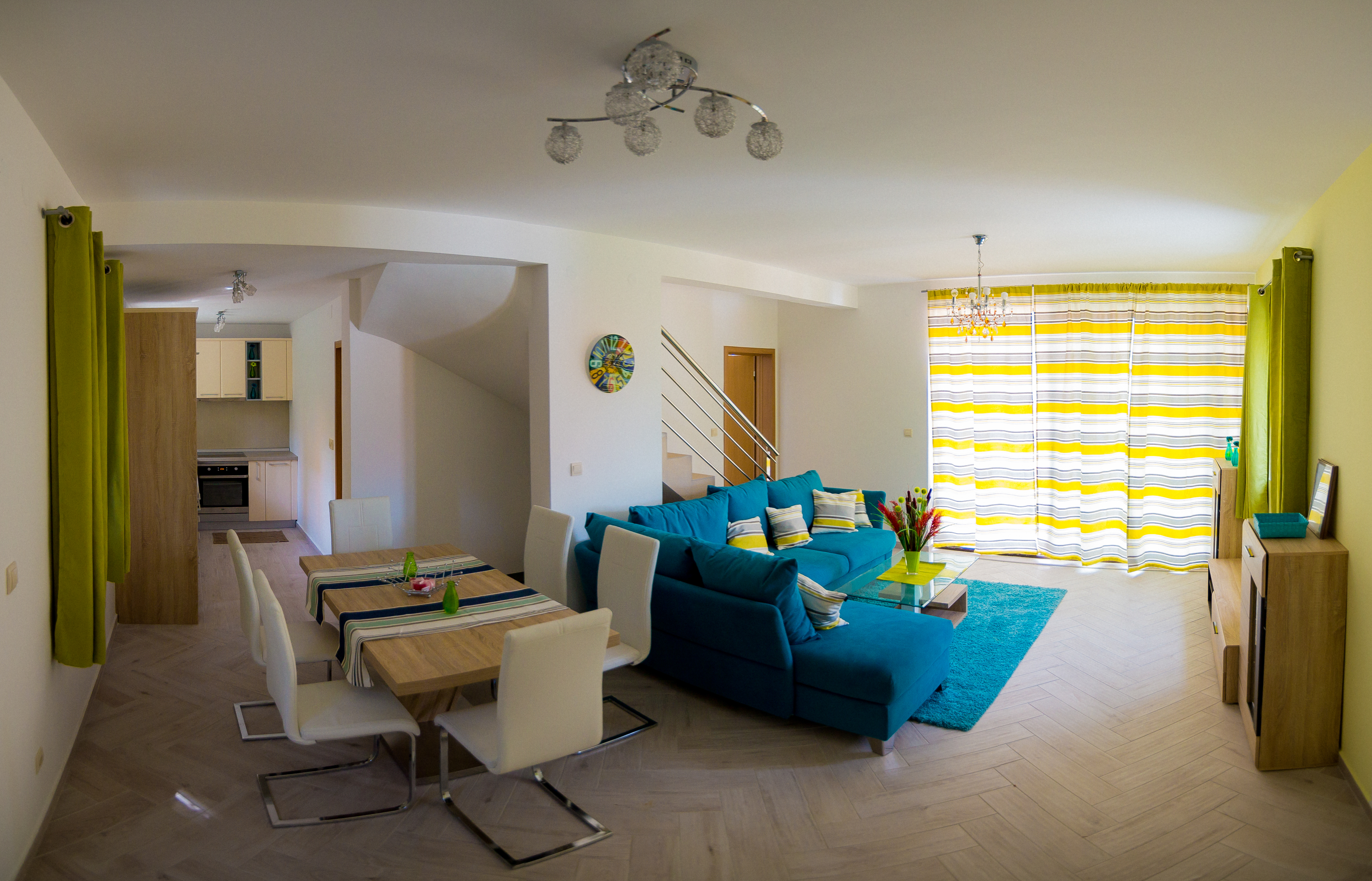 l interieur d un grand salon avec un canape bleu au centre de la piece